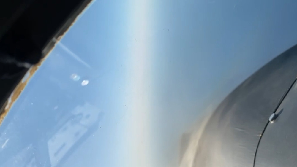 在战斗机拍摄到天空中飞行的UFO